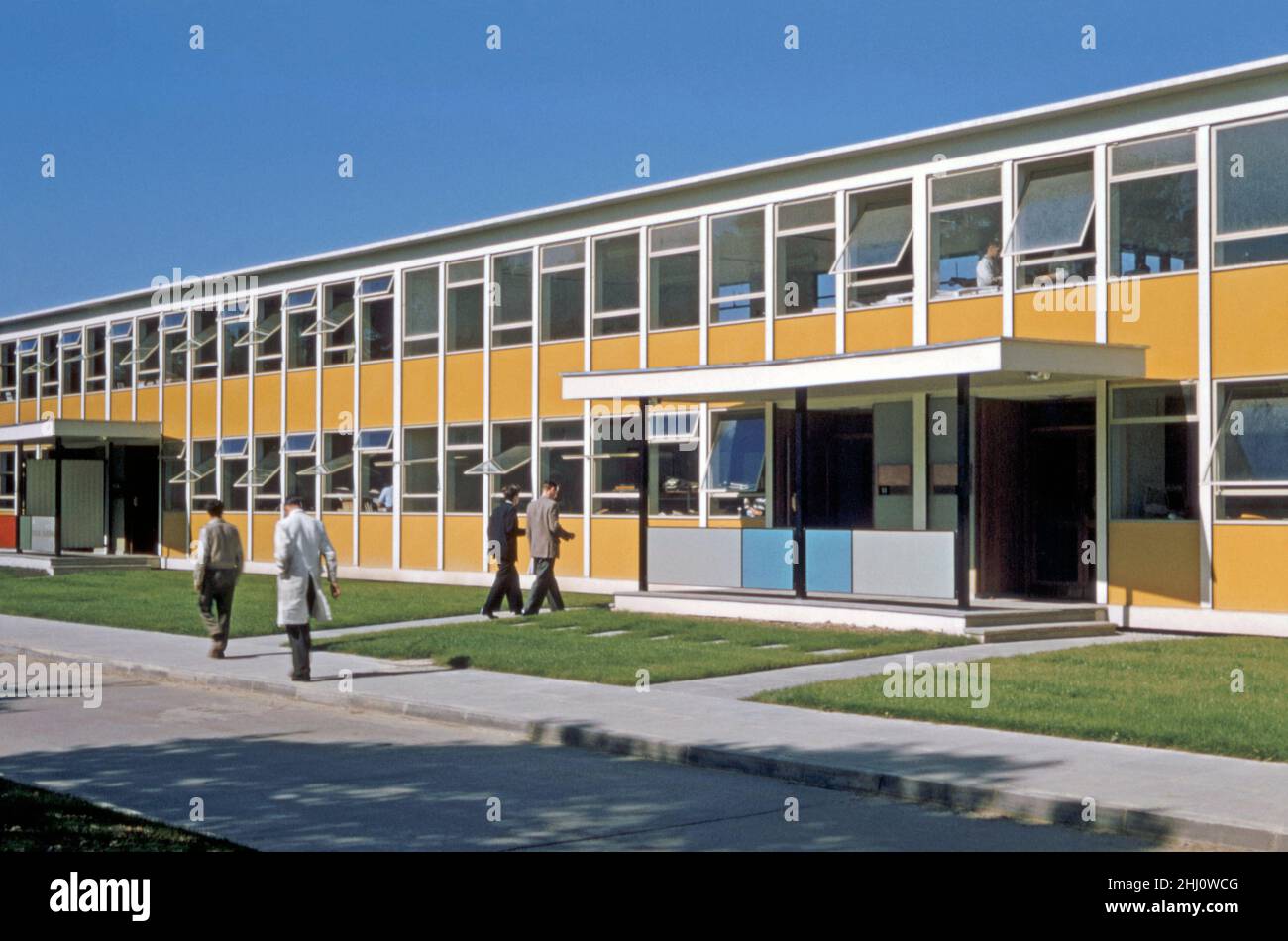 Nouvelles unités industrielles modernes à Crawley 'New Town', West Sussex, Angleterre, Royaume-Uni en 1960s.La zone commerciale et industrielle était principalement concentrée au nord du centre-ville autour de Fleming Way, développée pour créer des emplois dans la «nouvelle ville» d’après-guerre.Depuis cette période, la région a subi des changements et une modernisation massifs.Cette image provient d'un ancien transparent couleur Kodak amateur, une photographie vintage de 1960s. Banque D'Images