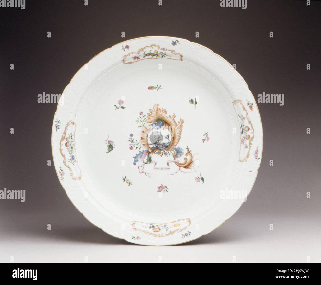 Plat ca.1750–60 Chinois, pour le marché continental.Plat.Chinois, pour le marché continental. CA.1750–60.Porcelaine à pâte dure.Céramique-porcelaine-exportation Banque D'Images