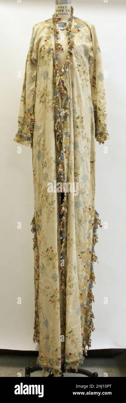Uçetek Entari 19th siècle l'entari, ou robe, était l'élément principal de  la robe des femmes dans l'Empire ottoman, porté avec une chemise, ou  gömlek, et un pantalon aggy, ou şalvar.La forme typique