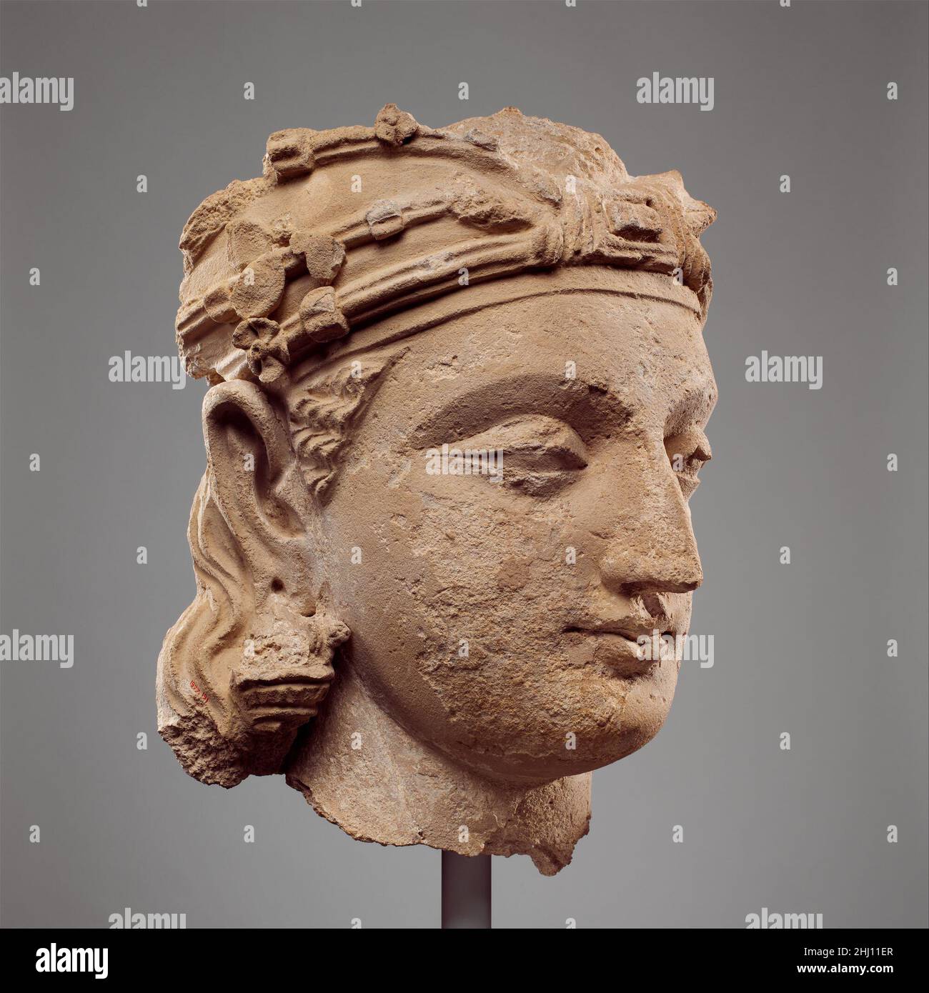 Monumental Bodhisattva tête 5th siècle Pakistan (ancienne région de Gandhara) cette tête vient d'une cupture qui aurait été plus de douze pieds de hauteur et probablement debout le long du périmètre d'une zone sacrée bouddhiste enfermant un stupa.Au quatrième et cinquième siècles, l'imagerie monumentale devint de plus en plus populaire à Gandhara et était presque exclusivement limitée aux images du Bouddha.Le turban et les bijoux du bodhisattva pourraient indiquer qu'il est une image rare de Shakyamuni avant l'illumination.Alternativement, le bodhisattva peut-être avoir assisté au Bouddha dans le cadre d'une triade massive.M Banque D'Images