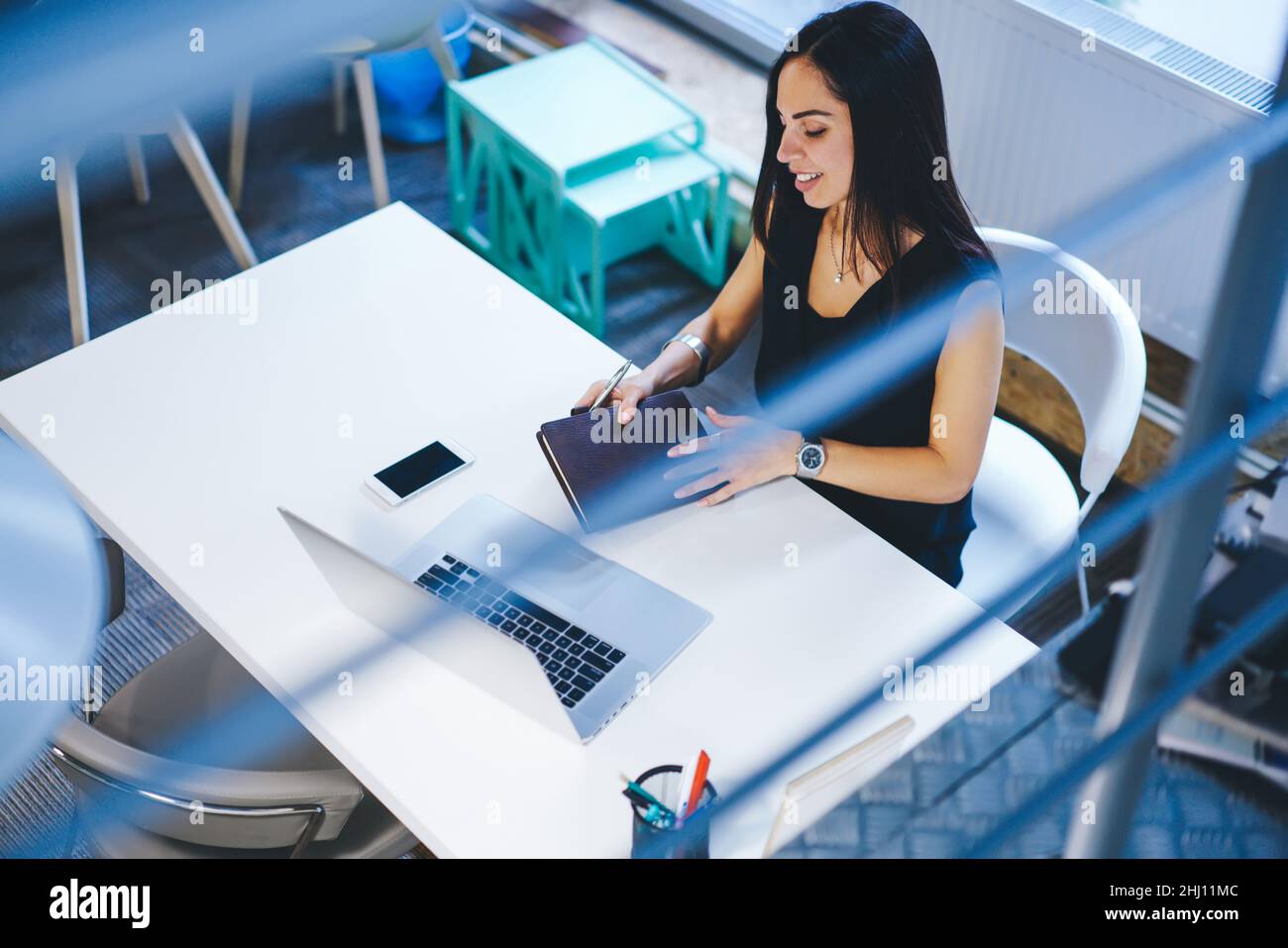 Femme souriante avec ordinateur portable regardant l'écran d'ordinateur portable Banque D'Images