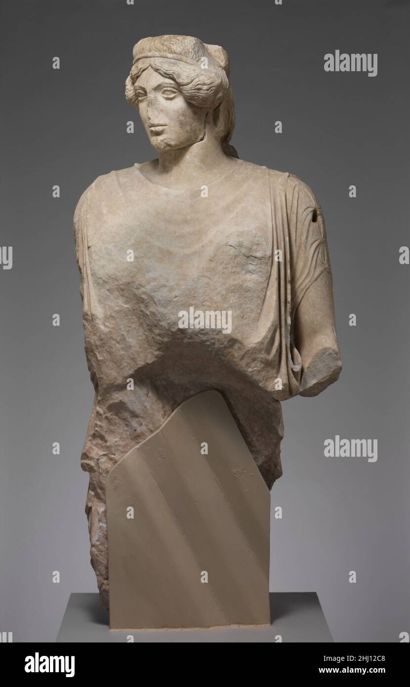 Partie supérieure d'une statue en marbre d'une femme 1st–2nd siècle A.D. Roman copie d'une statue grecque de ca.460–450 B.C.c'est probablement une représentation d'Athena, car la couronne anormalement élevée de la tête peut avoir autrefois soutenu un casque de bronze.Le visage a été brisé dans l'antiquité et a été rattaché.Partie supérieure d'une statue en marbre d'une femme 254481 Roman, partie supérieure d'une statue en marbre d'une femme, 1st?2nd Century A.D., marbre, pentélique, H. 51 3/4 in.(131,5 cm).Metropolitan Museum of Art, New York.Fonds Rogers, 1942 (42.11.43) Banque D'Images