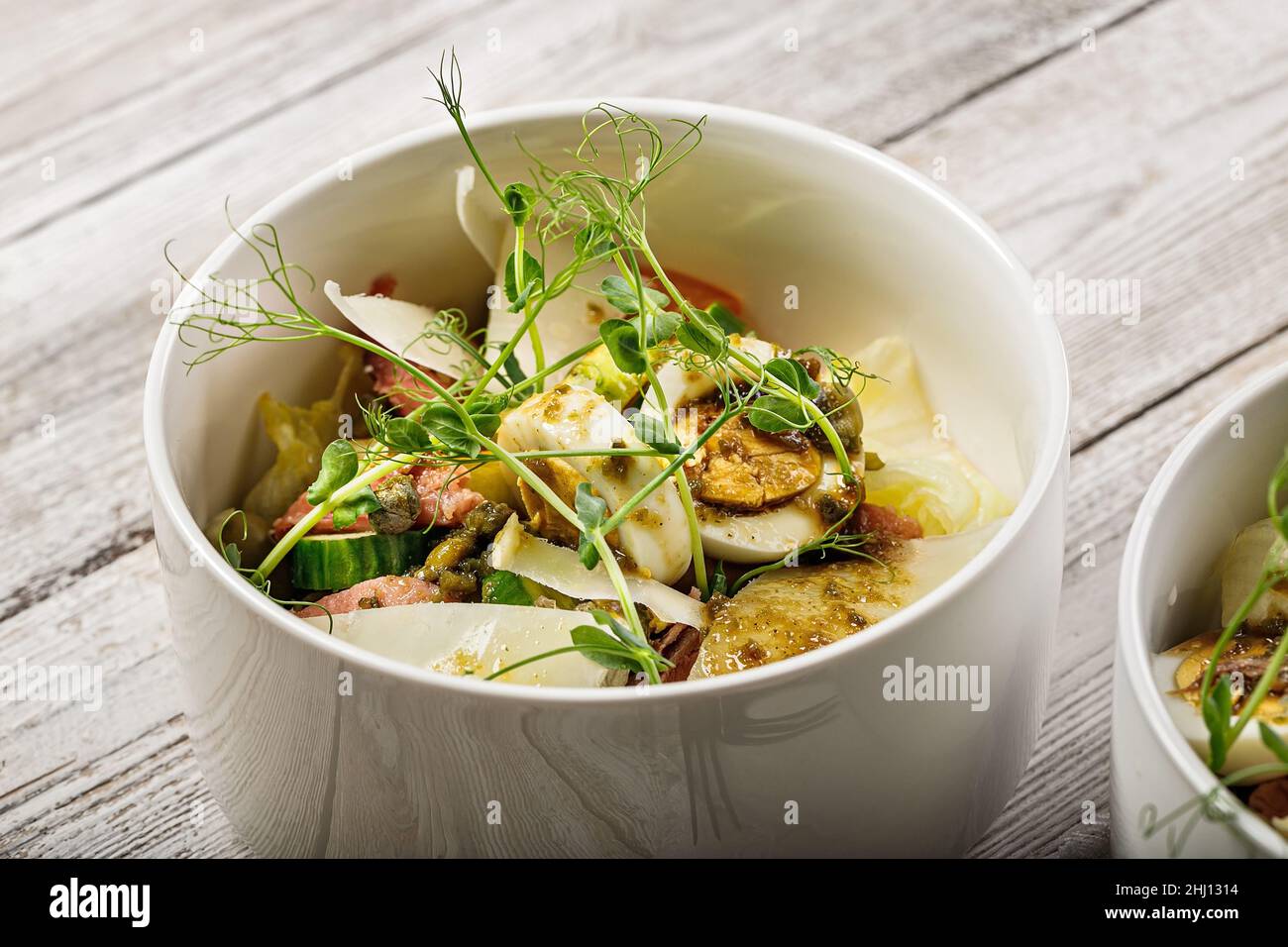 Salade de poisson en gros plan avec saumon légèrement salé, œuf, fromage, herbes fraîches et sauce à la moutarde épicée.Préparé dans la cuisine maison.Délicieux et sain Banque D'Images