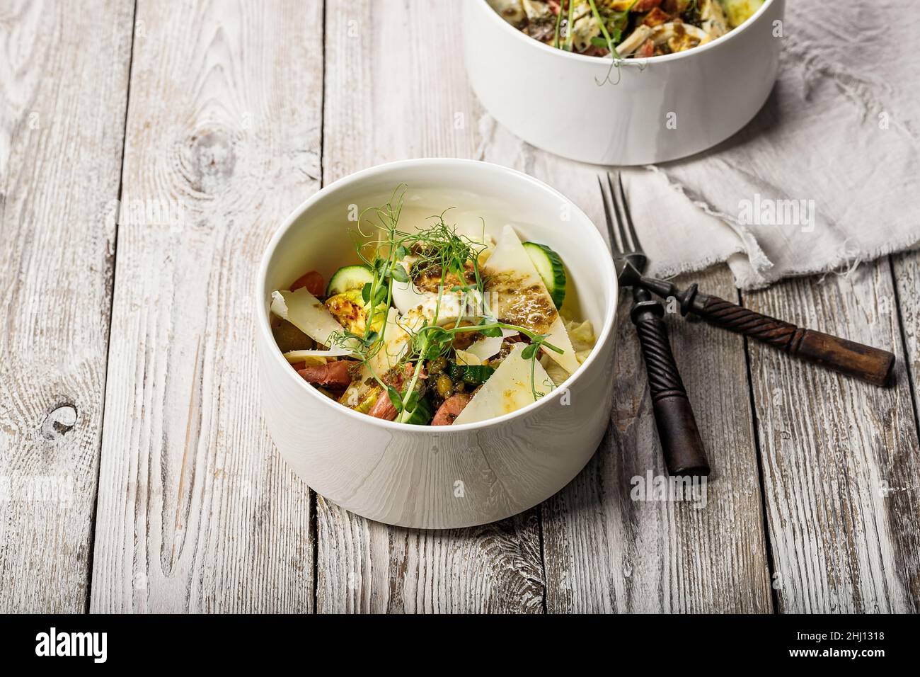 Salade de poisson délicieuse avec saumon légèrement salé, œuf, fromage, herbes fraîches et sauce à la moutarde épicée.Préparé dans la cuisine maison.Délicieux et sain Banque D'Images