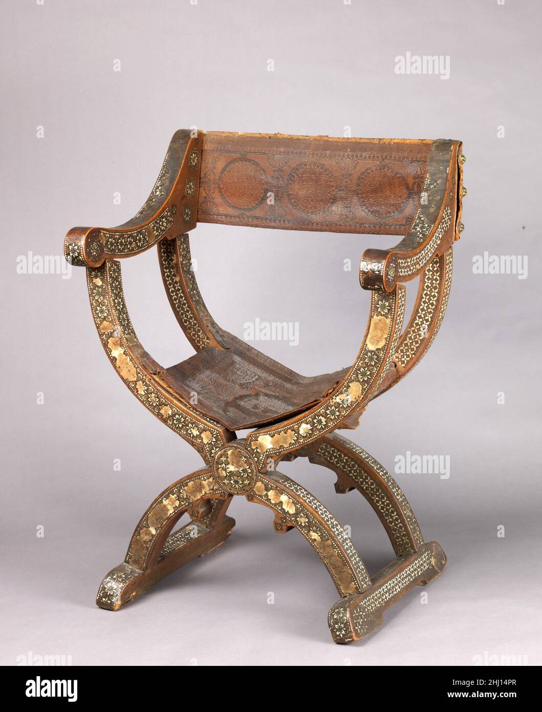 Fauteuil de hanche (Sillón de cadera ou jamuga) ca.1480s Espagnol (Grenade?), Hispano-Moresque.Fauteuil à la hanche (Sillón de cadera ou jamuga).Espagnol (Grenade?), hispano-moresque.1480s.Noyer, orme, autres bois, ivoire, nacre,étain, parchemin, cuir, outils.Meubles en bois Banque D'Images