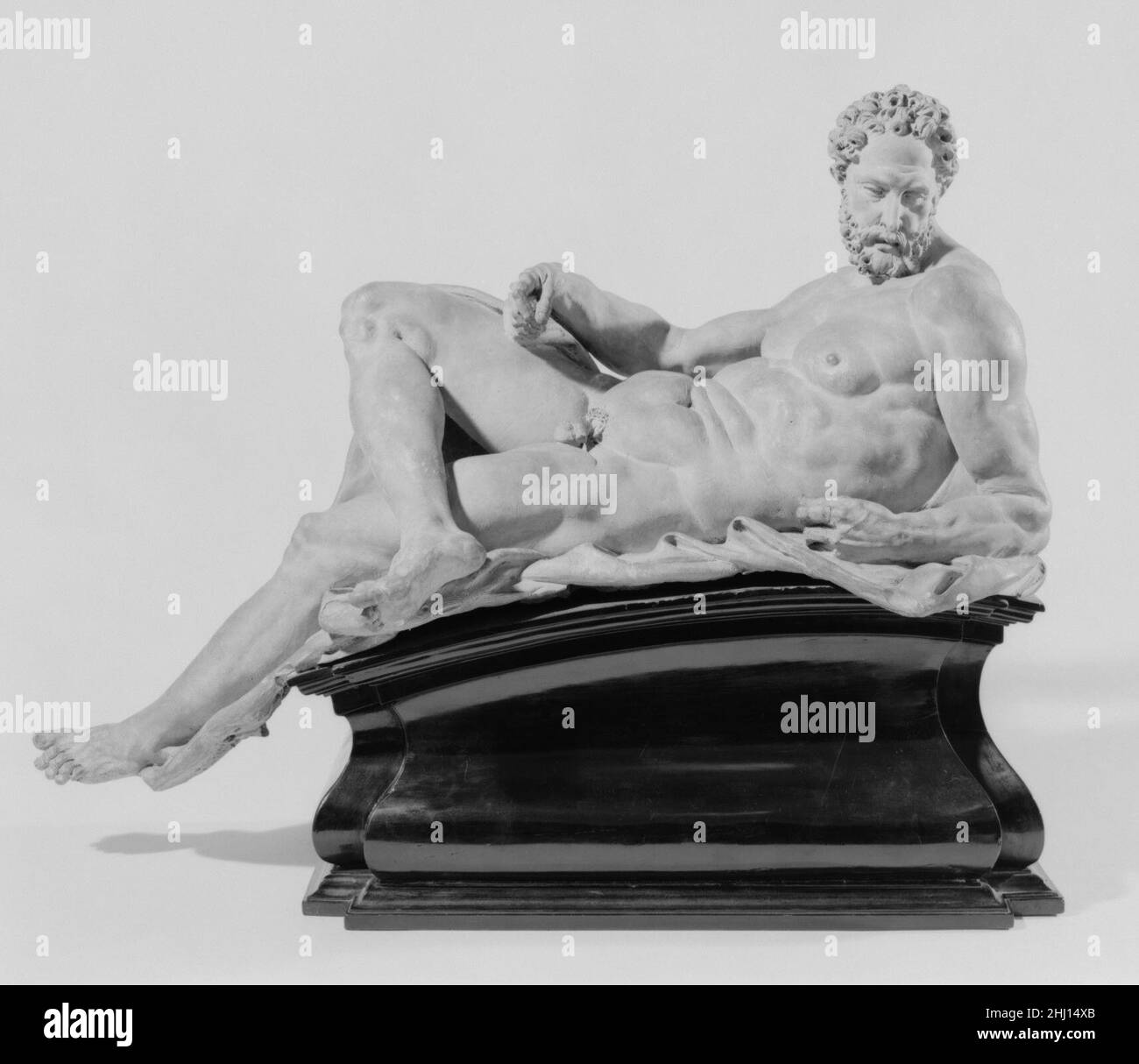 Le Dusk (un de deux) ca.1600 après un original de Michel-Ange Buonarroti italien l'origine de ces (voir aussi 1971.206.35), comme des nombreuses autres versions réduites des personnages couvants de Michel-Ange sur les tombes Medici, est un problème épineux.Le style de cette paire diffère nettement de celui de Michel-Ange; les surfaces soigneuses et la délimitation précise et formalisée de la musculature et des cheveux suggèrent une source florentine de la fin de la manuneriste, mais une origine du XVIIIe siècle dans le nord a également été proposée.Le Dusk (un de deux).Après un original de Michel-Ange Buonarroti (italien Banque D'Images