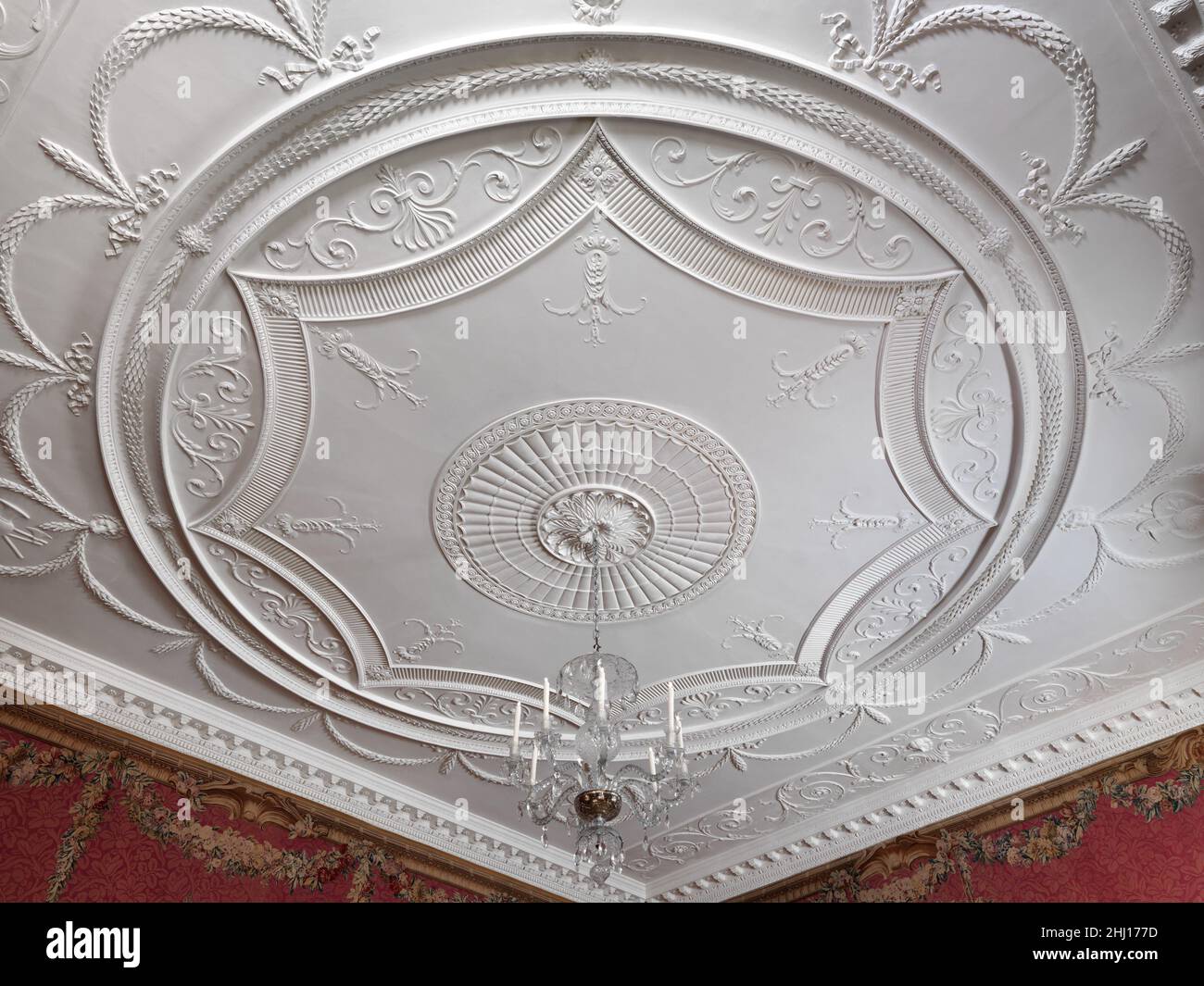 Boiseries et plafond de la Tapestry Room de Croome court ca.1760–69 Robert Adam British, Scottish Lancelot 'Capability' Brown (1718–1783) était responsable du plan des terrains de Croome court et de la conception de la maison, qui était son premier essai en architecture.Des parties de l'intérieur ont été exécutées à partir des dessins de Brown entre 1751 et 1760, lorsque Robert Adam (1728–1792) l'a remplacé comme architecte de Lord Coventry.La salle de tapisserie était au rez-de-chaussée de la maison, face au sud, et se trouvait derrière les deux fenêtres sur le côté opposé du portique en colonnes, comme illustré dans la peinture Banque D'Images