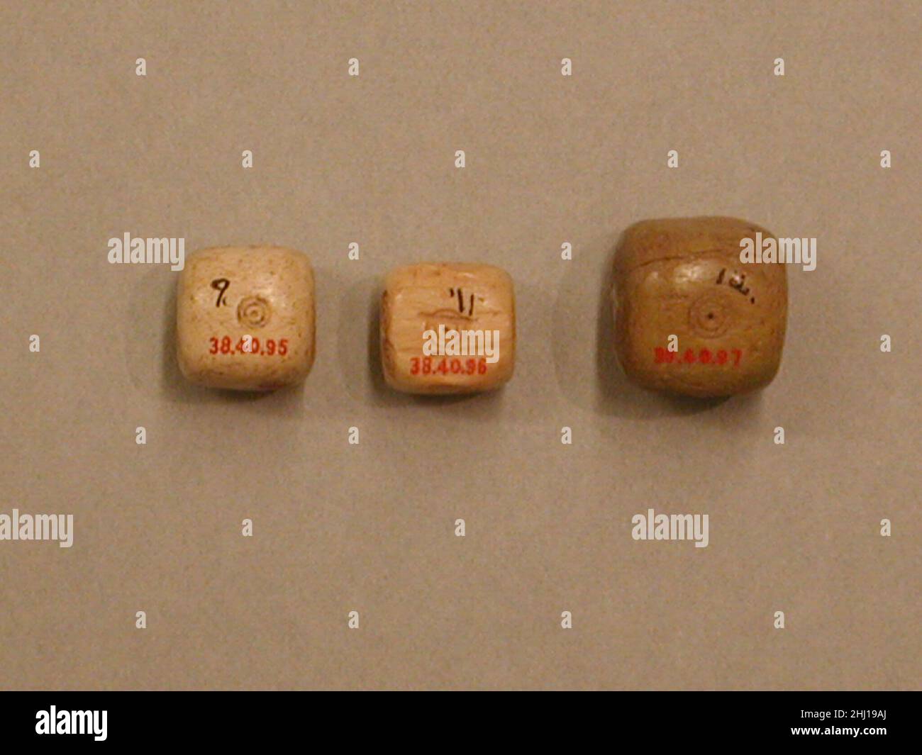 DICE 9th–10th siècle cet objet a été fouillé à Nishapur.Nishapur était une ville vitale au début et au milieu des périodes islamiques, située le long d'une des principales trajectoires qui reliaient l'Iran et les terres islamiques de l'Asie occidentale à l'Asie centrale et à la Chine.Ces itinéraires sont souvent mentionnés par le terme «itinéraires de Silk», mais ont en fait été cruciaux pour le mouvement des constellations de matériaux et d'objets, ainsi que des personnes et des idées.La population diversifiée de Nishapur et de ses environs, des groupes d'élite de marchands mieux étudiés, de l'aristocratie propriétaire de terres et des alphabétisés, à l'arti moins connu Banque D'Images