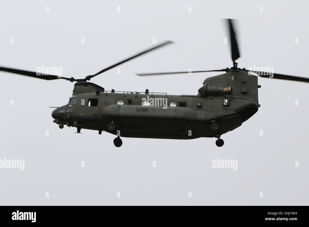 ZH897, un Boeing Chinook HC.5 exploité par la Royal Air Force, arrivant à l'aéroport international de Prestwick à Ayrshire, en Écosse. Banque D'Images