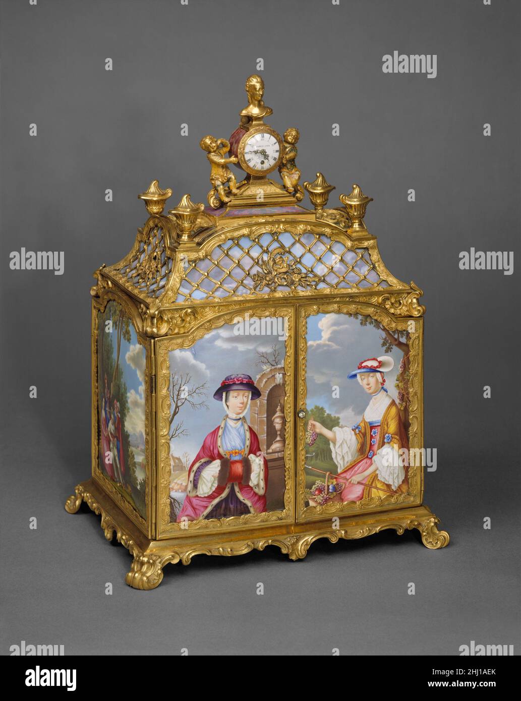 Bijou armoire avec montre probablement ca.1765–70 James Cox ce cabinet porte la signature du joaillier et entrepreneur de Londres James Cox.A ses portes se trouvent les personnifications éamellées de l'hiver et de l'été après les compositions des four Seasons par le peintre britannique Robert Pyle (acte.1761–66).D'autres scènes sont basées sur des gravures d'après François Boucher (1703–1770) et Jean-Antoine Watteau (1670–1733).Avec son inventivité caractéristique, Cox a inclus un tiroir caché au-dessus des tiroirs plus évidents à l'intérieur; un bouton de bijoux à l'arrière de l'armoire ouvre le tiroir secret.Armoire à bijoux avec Banque D'Images