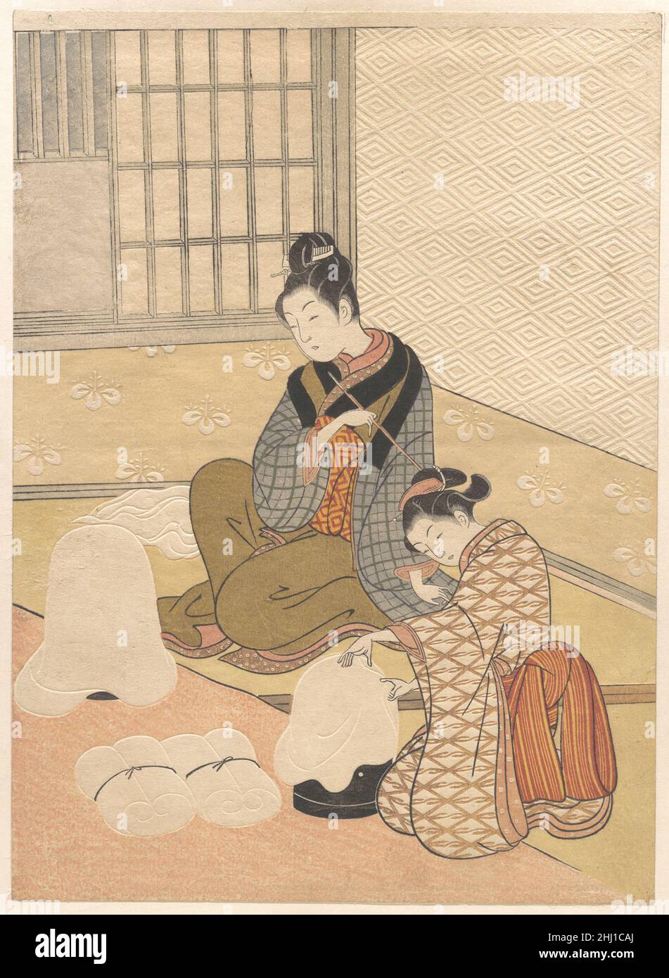 Neige en soirée sur le chauffage fin du 18th siècle Suzuki Harunobu japonais la scène intérieure de cet imprimé est fortifiée par deux fenêtres, une série de barres et de panneaux coulissants shoji.Les fenêtres sont toutefois ouvertes.Une femme, assise et tenant un tuyau, semble s'attendre à ce qu'elle soit vue par un homme à travers les trous et sera en mesure d'organiser une assignation.l'autre femme fait l'ouate en étirant des feuilles de soie dentaire sur les chauffages laqués en forme de dôme, connus sous le nom de nurioke.La soie dentaire drapée au-dessus d'un nurioke représente la « neige du soir » dans cet imprimé, l'une des huit vues du Xiao A. Banque D'Images