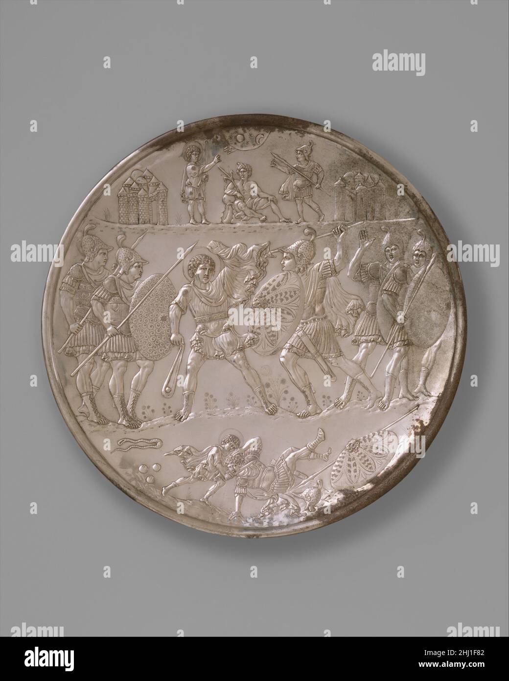 Assiette à la bataille de David et Goliath 629–30 byzantin en 628–29 l'empereur byzantin Herakleios (r.610–41) a mené avec succès une longue et coûteuse guerre avec la Perse et a retrouvé Jérusalem, l'Égypte et d'autres territoires byzantins.Les timbres d'argent datant de 613–29/30 au dos de ces chefs-d'œuvre placent leur fabrication au règne d'Herakleios.Les figures bibliques sur les plaques portent le costume de la première cour byzantine, suggérant au spectateur que, comme Saül et David, l'empereur byzantin était un dirigeant choisi par Dieu.Les plats élaborés utilisés pour les banquets étaient courants à la fin de la RO Banque D'Images