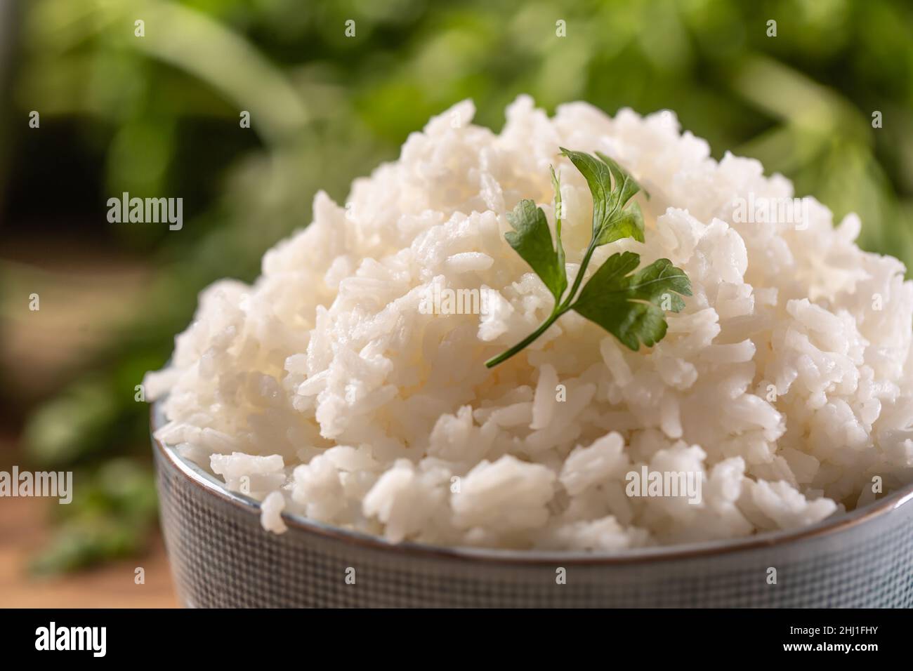 Riz cuit dans un bol avec persil frais - gros plan. Banque D'Images