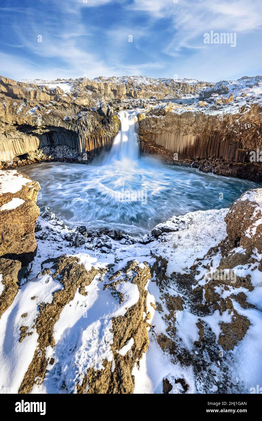 Cascade d'Aldeyjarfoss dans le nord de l'Islande.Photo longue exposition montrant les puissantes chutes et les colonnes de basalte environnantes.Un jour froid et clair Banque D'Images