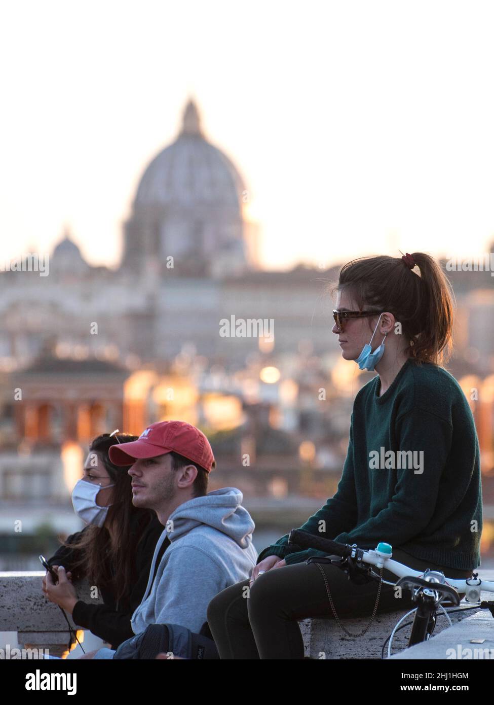 Italie, Rome, 07 mai 2020 : réouverture, jour 4 de la deuxième phase de l'urgence Covid-19 à Rome.Les gens sont repérés prendre des selfies et apprécier le Banque D'Images