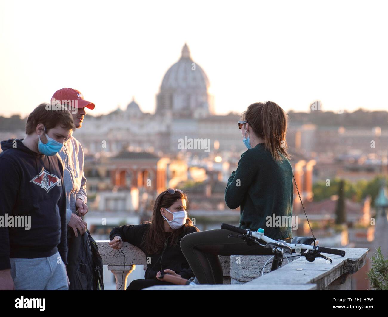 Italie, Rome, 07 mai 2020 : réouverture, jour 4 de la deuxième phase de l'urgence Covid-19 à Rome.Les gens sont repérés prendre des selfies et apprécier le Banque D'Images