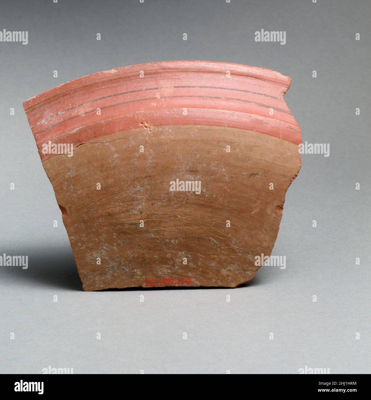 Fragment de vase grec est/Sardes, fragment de bordure lydienne d'une plaque.Vase fragment 252682 grec oriental/Sardes, Lydian, vase fragment, terre cuite, total: 4 13/16 x 4in.(12,2 x 10,1cm).Metropolitan Museum of Art, New York.Don de la Société américaine pour l'excavation de Sardes, 1926 (26.199.114) Banque D'Images