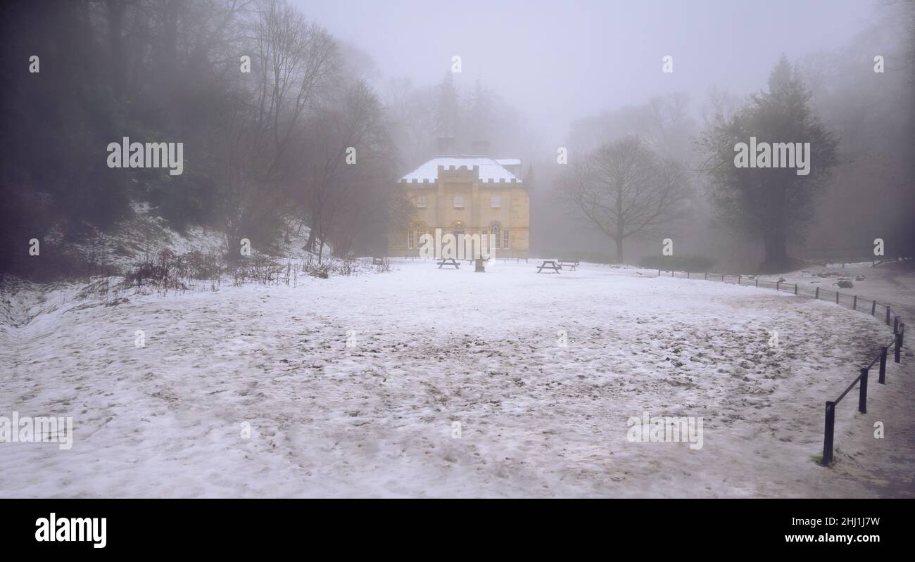 Édimbourg, Écosse, Royaume-Uni - Hermitage de Braid dans la neige et le brouillard hivernaux Banque D'Images