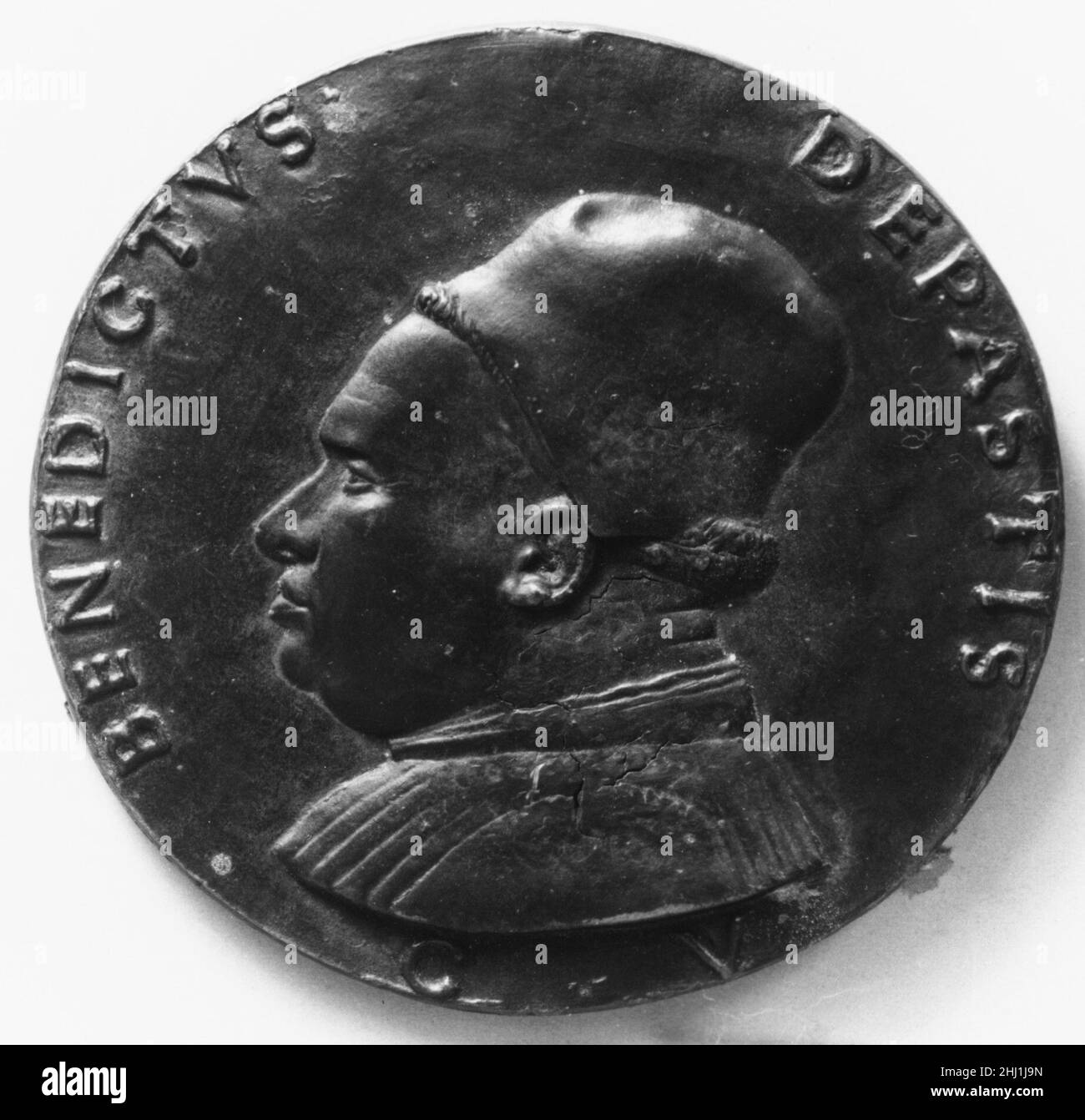 Benedetto de' Pasti, Canon de Vérone 1440–44 Médaillée : Matteo de' Pasti les médailles italiennes de Matteo comptent parmi les plus belles du début de la Renaissance italienne.Disciple de Pisanello, il était aussi un illuminateur manuscrit, peintre et architecte.Caractérisé par des formes simples, une modélisation précise et des compositions harmonieuses, beaucoup de ses médailles de portrait se rapportent à son rôle d'artiste et de conseiller du tribunal de Malatesta à Rimini.Benedetto de' Pasti, Canon de Vérone 197757 Banque D'Images