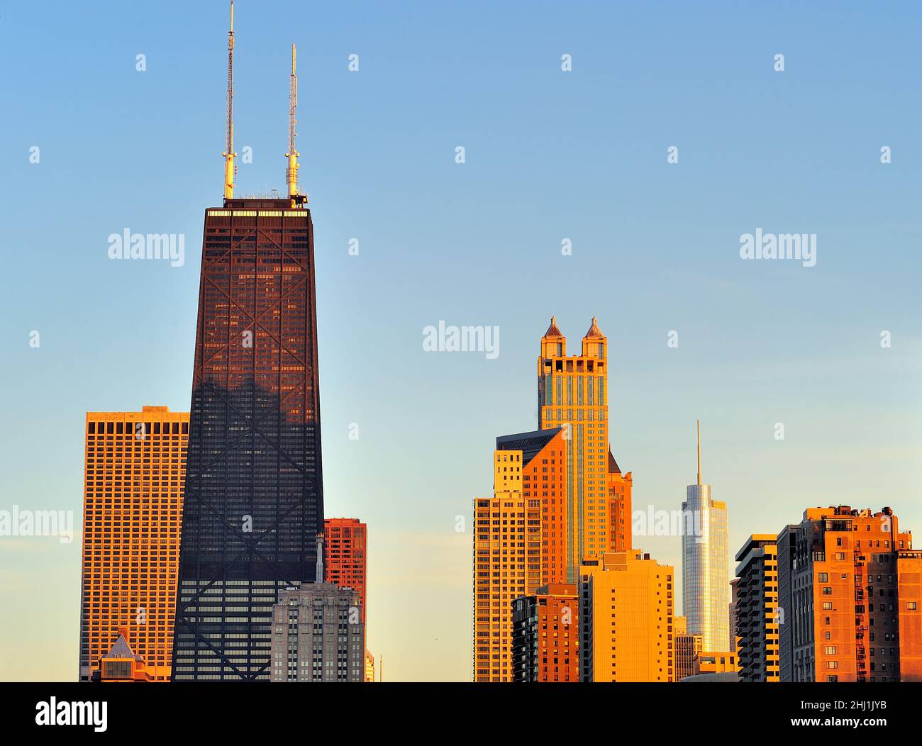 Les bâtiments du côté nord de Chicago se prélassent sous le soleil de la fin de la soirée peu avant le coucher du soleil. Banque D'Images
