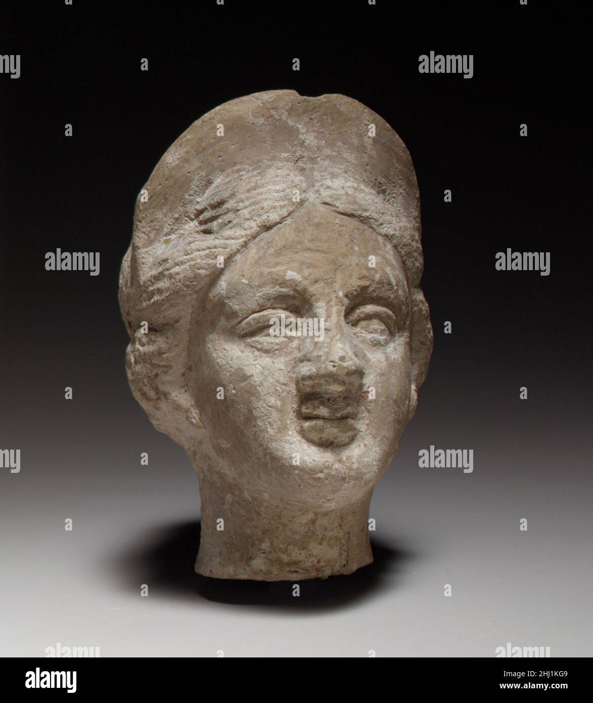 Tête femelle en terre cuite fin 3rd–2nd siècle C.-B. Cypriote la tête est moulée et solide.Le dos est fait à la main...Tête femelle en terre cuite 241062 Banque D'Images