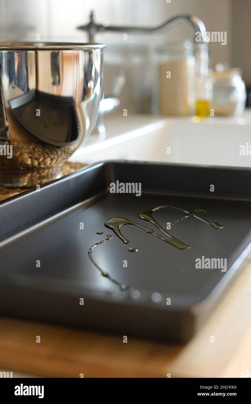 Plaque de cuisson neuve et propre avec de l'huile d'olive à l'intérieur Banque D'Images
