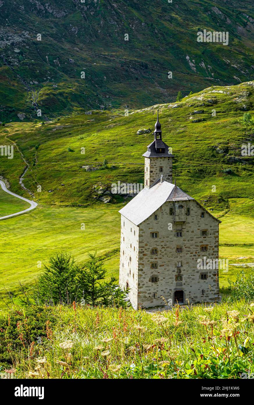 ancien monastère en pierre avec un pré vert en arrière-plan Banque D'Images