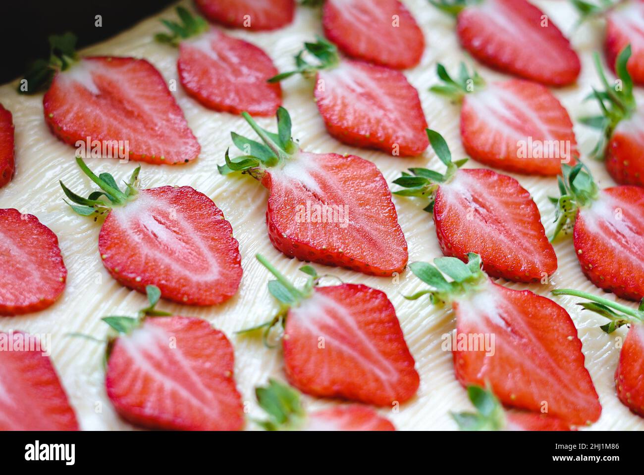 De nombreuses fraises tranchées sur fond clair Banque D'Images