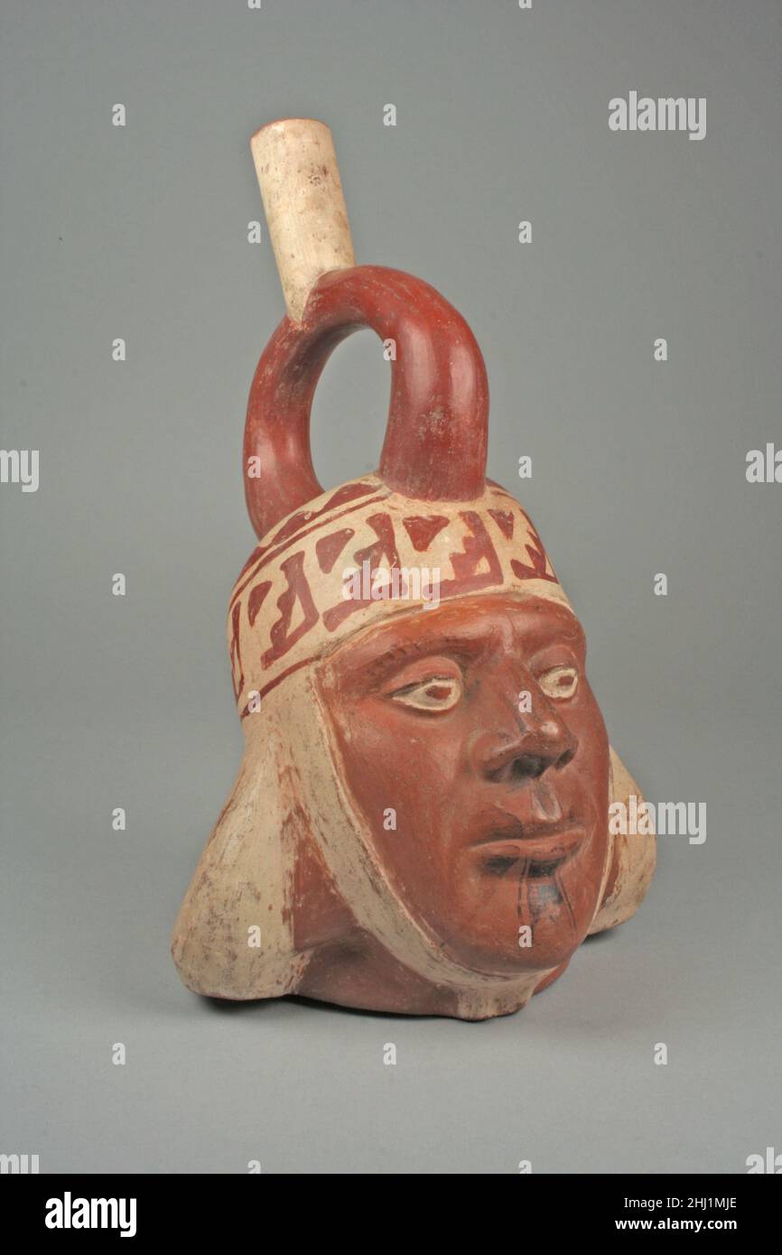 Portrait Head Bottle 5th–7th Century Moche la Moche (également connue sous le nom de Mochicas) a prospéré sur la côte nord du Pérou de 200 à 850 ans après J.-C., des siècles avant la montée des Incas.Au cours de six siècles, la Moche a construit des centres régionaux prospères, de la vallée de la rivière Nepeña au sud à peut-être aussi loin au nord que la rivière Piura, près de la frontière moderne avec l'Équateur,Développer des déserts côtiers dans de riches terres agricoles et tirer parti des abondantes ressources maritimes du courant Humboldt de l’océan Pacifique.Bien que la nature précise de l'organisation politique Moche soit un sujet de débat, le Banque D'Images