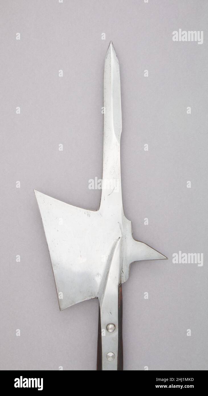 Halberd fin du 15th siècle allemand la tête de cette halberd incorpore  trois éléments de base : une lame de type hache, une pointe apicale, et un  bec.La lame de hache, qui