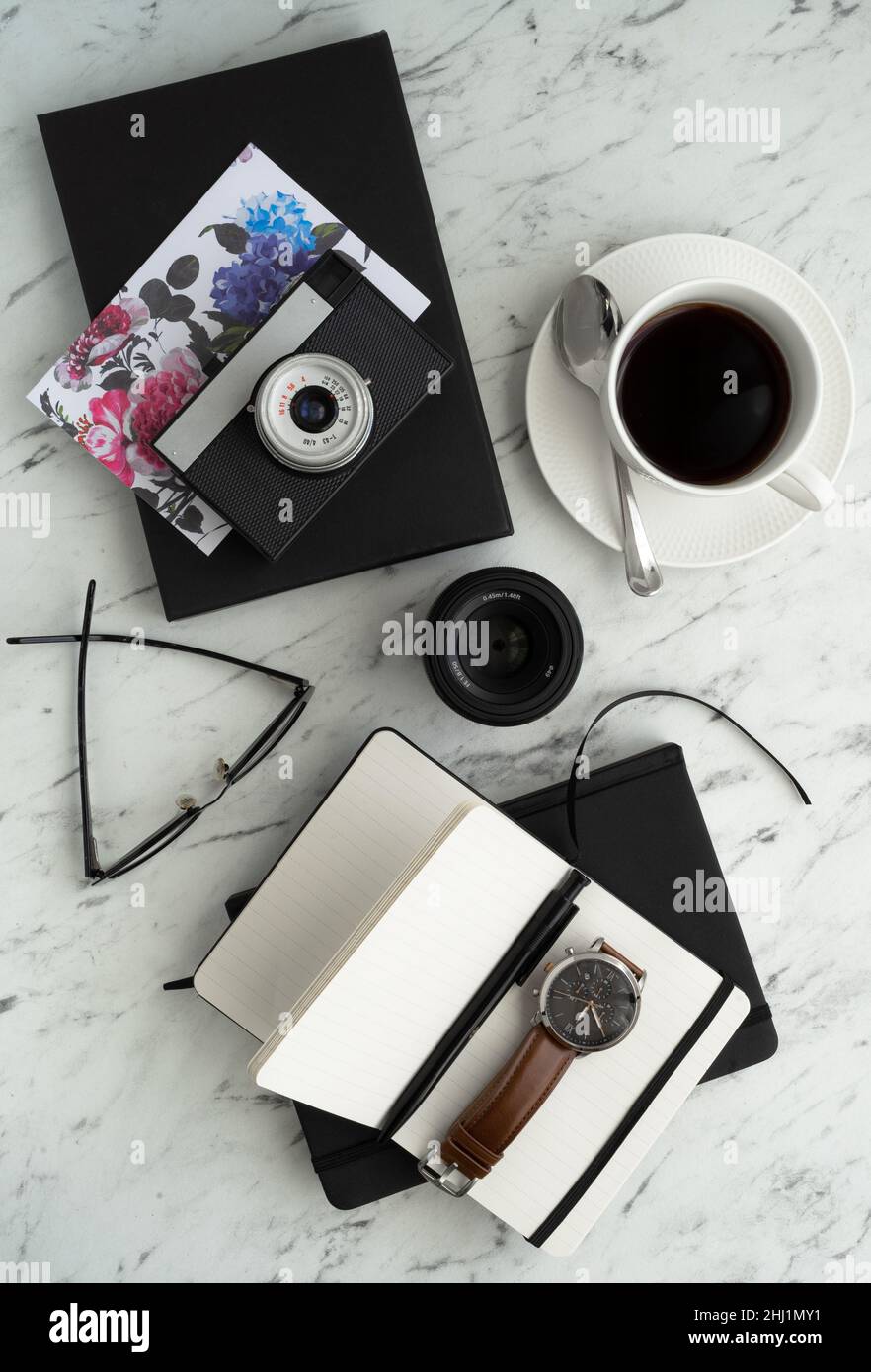 Table en marbre dans le bureau d'un photographe, blogueur ou designer Banque D'Images