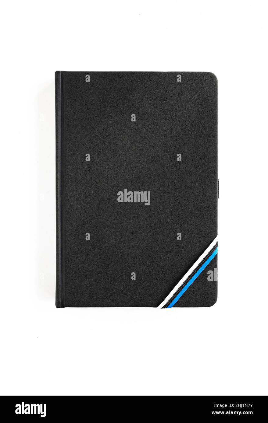 Carnet noir avec un ruban aux couleurs de la tricolore estonienne, isolé Banque D'Images