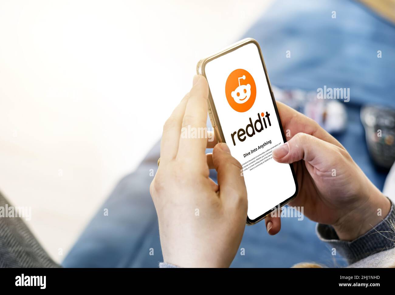 Rome, Italie, janvier 2022: Femme tenant un smartphone avec l'application mobile Reddit à l'écran.Reddit est une agrégation d'actualités sociales américaine et discute Banque D'Images