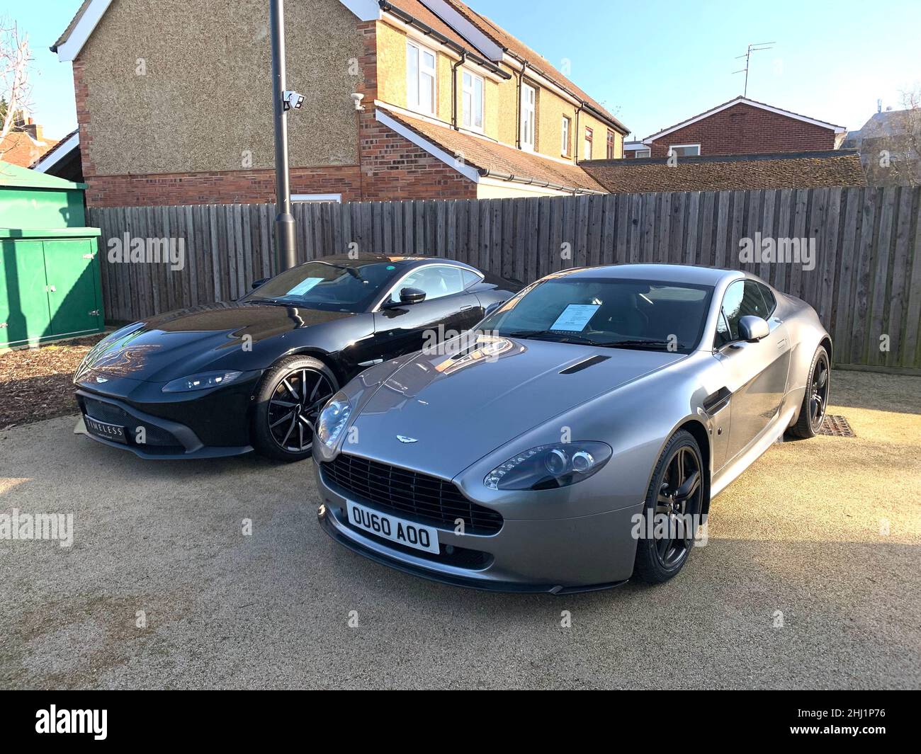 Aston Martin Vanquish en vente à Newport Pagnell UK sport voiture nouveau prix étiquette cher voiture intelligente voiture grise et bleue garée vendre voitures célèbres Banque D'Images