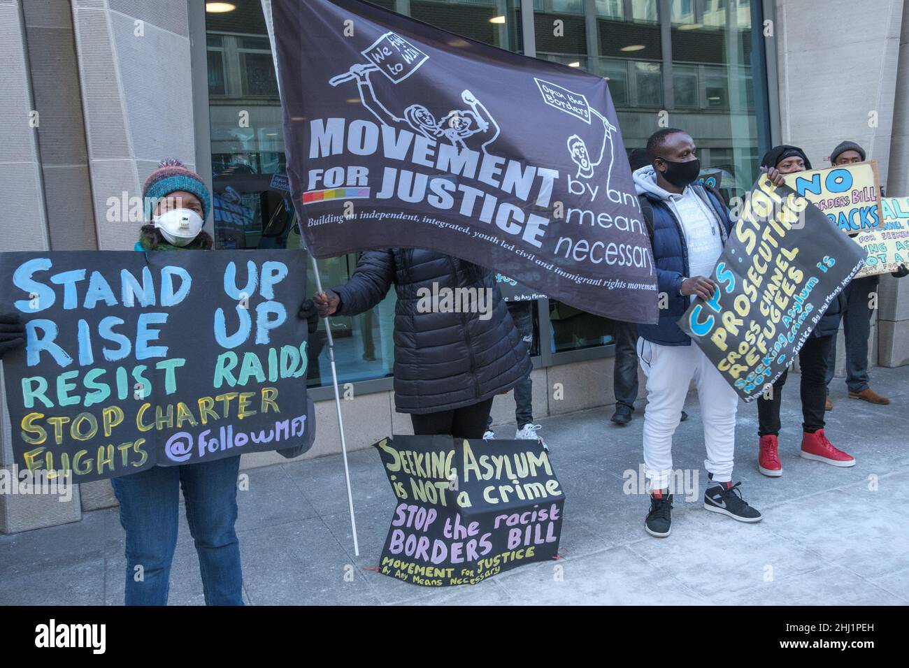 Londres, Royaume-Uni.26th janvier 2022.Une manifestation du mouvement pour la justice à la CPS appelle à mettre fin aux poursuites contre les réfugiés intercanaux pour avoir aidé à l'immigration illégale, les poursuites en cours devant être abandonnées et les personnes encore emprisonnées libérées.Cinq condamnations ont déjà été infirmé par la Cour d'appel pour ces affaires racistes et illégales.Le CPS semble motivé par la pression du Home Office, dont le projet de loi actuel sur les frontières criminalisera tous les venus au Royaume-Uni pour demander l'asile.Peter Marshall/Alay Live News Banque D'Images