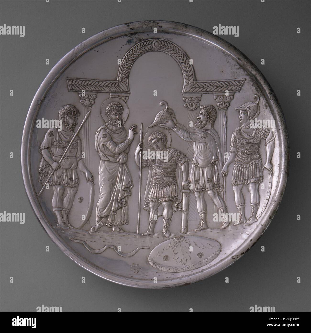 Plaque avec l'armement de David 629–630 byzantin en 628–29 l'empereur byzantin Herakleios (r.610–41) a mené avec succès une longue et coûteuse guerre avec la Perse et a retrouvé Jérusalem, l'Égypte et d'autres territoires byzantins.Les timbres d'argent datant de 613–29/30 au dos de ces chefs-d'œuvre placent leur fabrication au règne d'Herakleios.Les figures bibliques sur les plaques portent le costume de la première cour byzantine, suggérant au spectateur que, comme Saül et David, l'empereur byzantin était un dirigeant choisi par Dieu.Les plats élaborés utilisés pour les banquets étaient courants à la fin de l'époque romaine et à l'oreille Banque D'Images