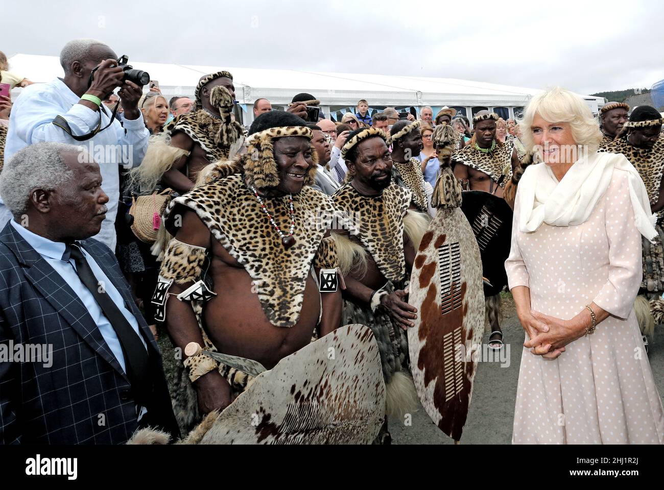 Zulu Warriors dans leur robe traditionnelle rencontre le prince Charles et la duchesse de Cornouailles le 22nd juillet 2019 à Llanelwedd Banque D'Images