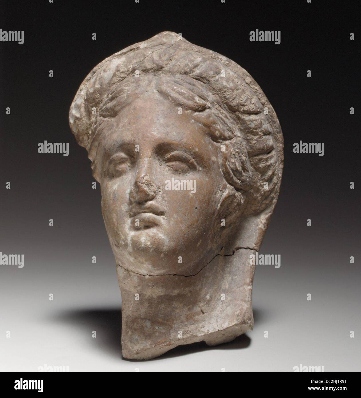Tête femelle en terre cuite 2nd–1st siècle C.-B. Cypriote la tête est faite de moisissure et creuse.Seuls l'avant de la tête et du cou sont conservés.Tête femelle en terre cuite 241063 Banque D'Images
