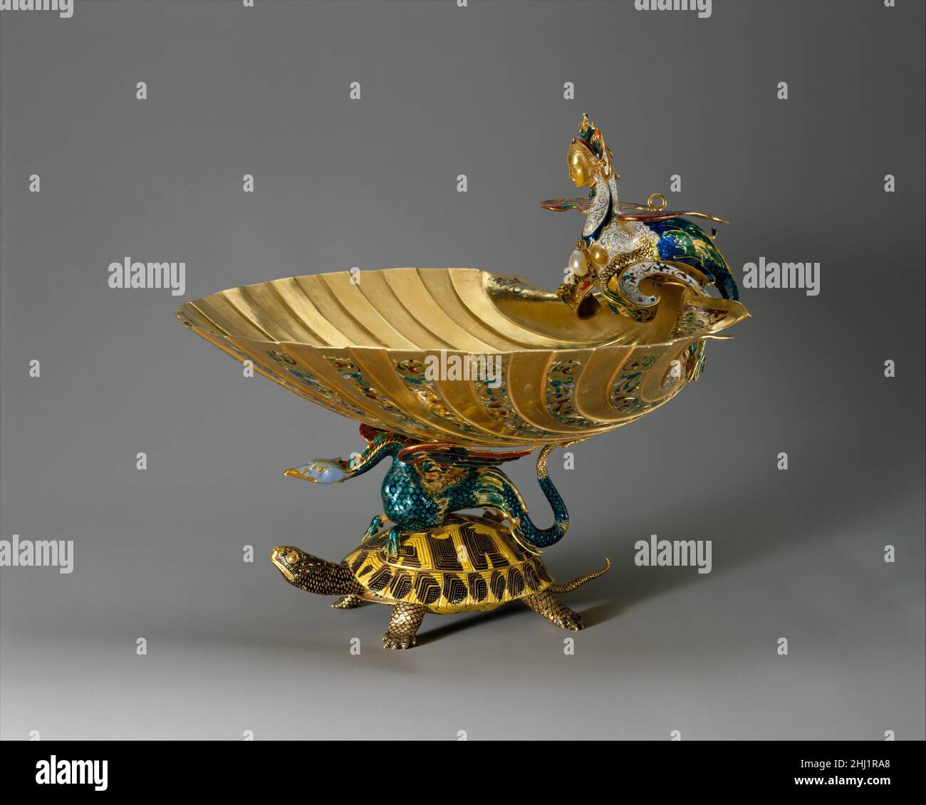 Tasse probablement ca.1840–50, ou un peu plus tôt italien Une copie d'une coupe d'or de Mannerist tardif qui était autrefois en possession de la famille Rospigliosi à Rome, cet objet était auparavant attribué à l'orfèvre italien Benvenuto Cellini.Cuvette 192708 Banque D'Images