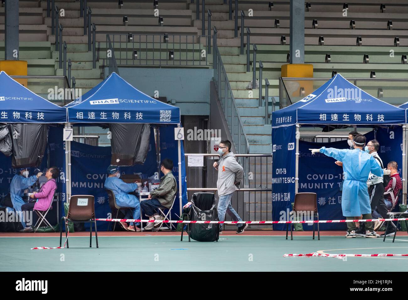 Hong Kong, Chine.26th janvier 2022.Les résidents reçoivent des tests PCR pour le coronavirus (COVID-19) dans un centre de dépistage communautaire après qu'un grand nombre de cas positifs aient augmenté au cours des derniers jours à Hong Kong.Crédit : SOPA Images Limited/Alamy Live News Banque D'Images