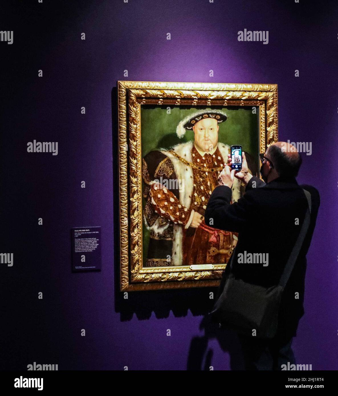 Bath, Somerset, le 26 janvier 2022 Henry the VIII, hans Holbein the Smager, Oil On Board. À l’exposition d’ouverture du Musée Holburne en 2022, les Tudors :La passion, le pouvoir et la politique les visiteurs viennent en face à face avec les cinq monarques Tudor - Henry VII, Henry VIII, Edward VI, Mary I et Elizabeth I - qui, à ce jour, restent quelques-unes des figures les plus familières de l'histoire anglaise;surtout parce que ces portraits instantanément reconnaissables ont conservé leur ressemblance pendant cinq siècles.Paul Quezada-Neiman/Alamy Live News Banque D'Images