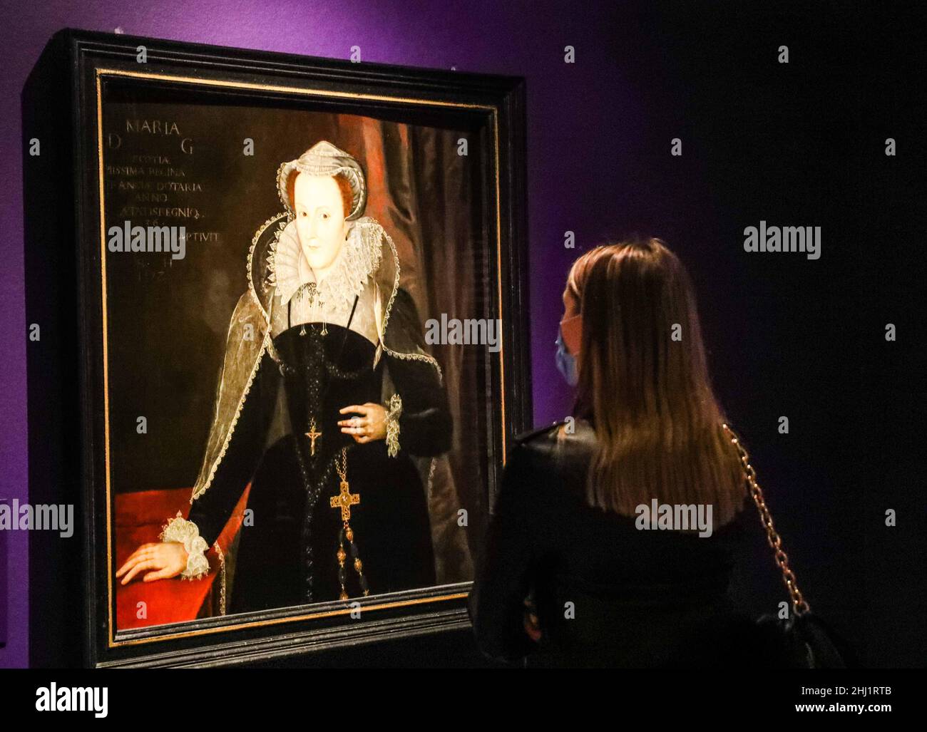 Bath, Somerset, le 26 janvier 2022 Mary Queen of Scots, après Nicholas Hilliard, Oil on panel.The Holburne Museum’s opening exposition of 2022, The Tudors:La passion, le pouvoir et la politique les visiteurs viennent en face à face avec les cinq monarques Tudor - Henry VII, Henry VIII, Edward VI, Mary I et Elizabeth I - qui, à ce jour, restent quelques-unes des figures les plus familières de l'histoire anglaise;surtout parce que ces portraits instantanément reconnaissables ont conservé leur ressemblance pendant cinq siècles.Paul Quezada-Neiman/Alamy Live News Banque D'Images