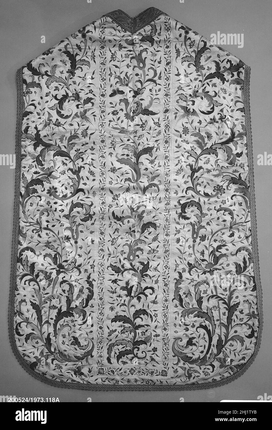 Chasuble Chinois de la fin du 18th siècle, pour le marché Eurpoean bien que les prêtres jésuites aient été reçus à la cour chinoise avec une grande appréciation de leur apprentissage et de leur courtoisie, un malentendu s'est produit entre le Pape et l'empereur K'ang-HIS vers la fin de la vie de ce dernier.À la seconde moitié du XVIIIe siècle, les services chrétiens étaient interdits en Chine et les cessions de ce type n’étaient faites que pour un marché extérieur à la Chine.Chasuble 229408 Banque D'Images