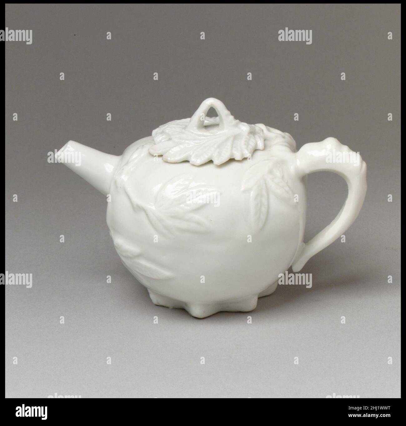Teapot 18th Century Chinese, pour le marché européen le don de la Collection Hans Syz en 1995 a doté le Musée de près de trois cents exemples de céramiques européennes et asiatiques méticuleusement acquis par le collectionneur né en Suisse Dr. Syz (1894-1991) pour tracer la migration des modèles et des modèles de l'est à l'Ouest.Documentant un processus continu d'influence et d'adaptation, ces pièces fournissent un examen discriminant des nuances de changement stylistique résultant de trois siècles de commerce.Théière 208401 Banque D'Images