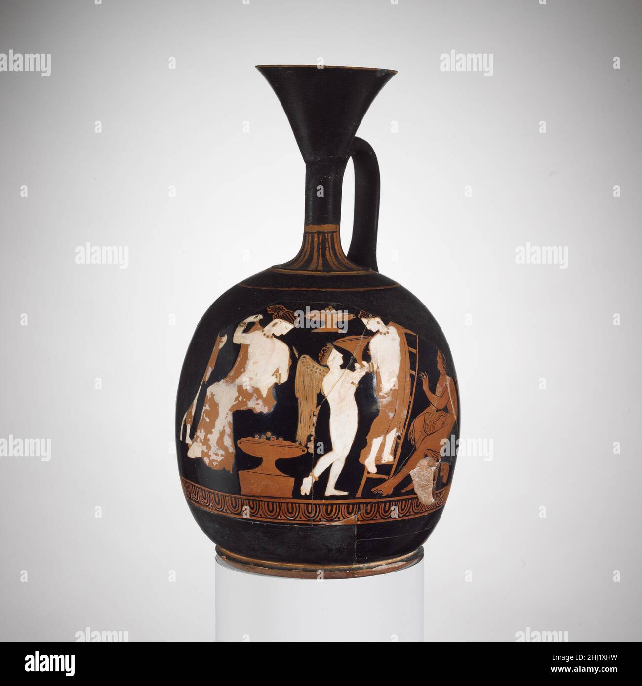 Terre cuite squat lekythos (bocal d'huile) mi-4th siècle C.-B. événements grecs, attiques dans le festival athénien de l'AdoniaLe Adonia a été un festival qui s'est tenu en été et dédié à Adonis, le beau jeune chasseur aimé par Aphrodite et tué par un sanglier.De son sang renversé, des fleurs émises du sol.La célébration de l'Adonia comprenait la mise en place de pots de plantes sur les toits pour germer et rapidement remuer.Le lekythos montre une femme sur une échelle recevant un semoir d'Eros, vraisemblablement à placer sur un toit.Des objets similaires apparaissent dans le champ.Un jeune homme peut-être est assis sous l'échelle Banque D'Images