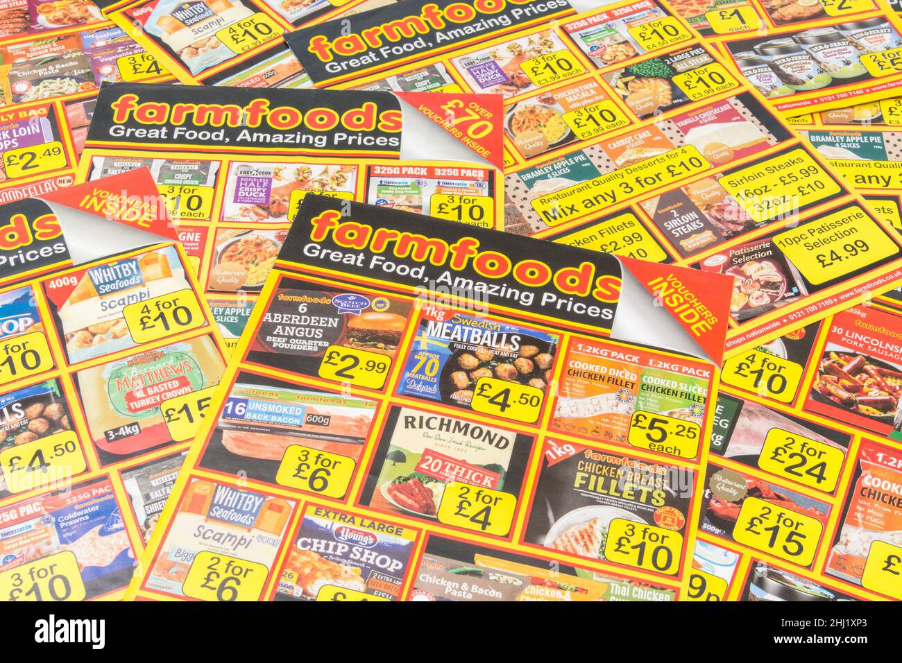 Le logo Farmfoods sur des copies de leurs prospectus de marketing direct boîte aux lettres / publicité locale.Société privée britannique spécialisée dans les aliments surgelés. Banque D'Images