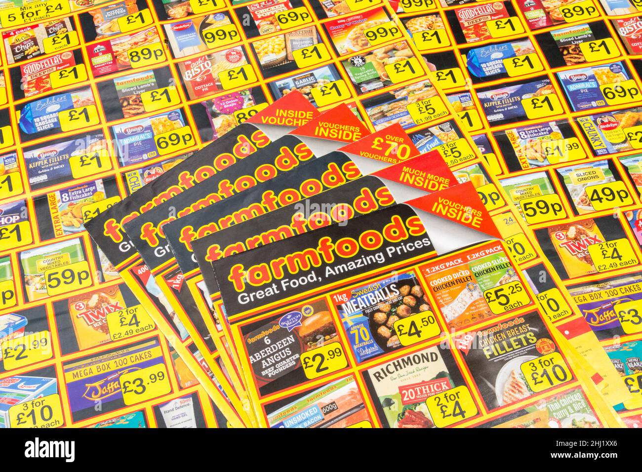 Le logo Farmfoods sur des copies de leurs prospectus de marketing direct boîte aux lettres / publicité locale.Société privée britannique spécialisée dans les aliments surgelés. Banque D'Images