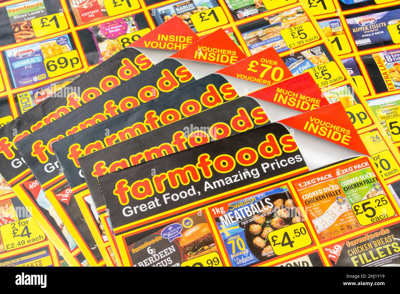 Le logo Farmfoods sur des copies de leurs prospectus de marketing direct boîte aux lettres / publicité locale.Société privée britannique spécialisée dans les aliments surgelés. Banque D'Images