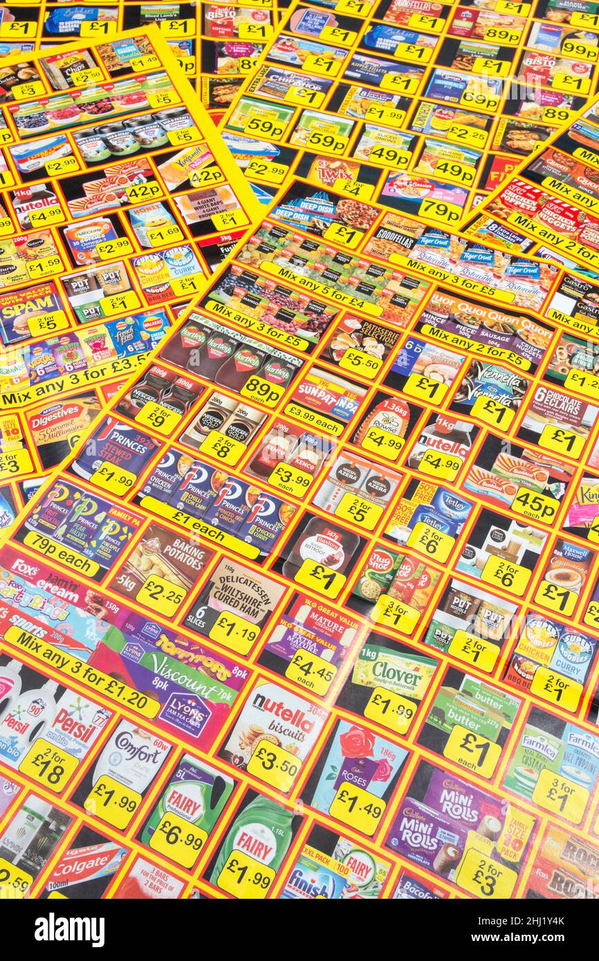 Copies en masse de prospectus de marketing direct / publicité locale Farmfoods Letterbox.Société privée britannique spécialisée dans les aliments surgelés. Banque D'Images