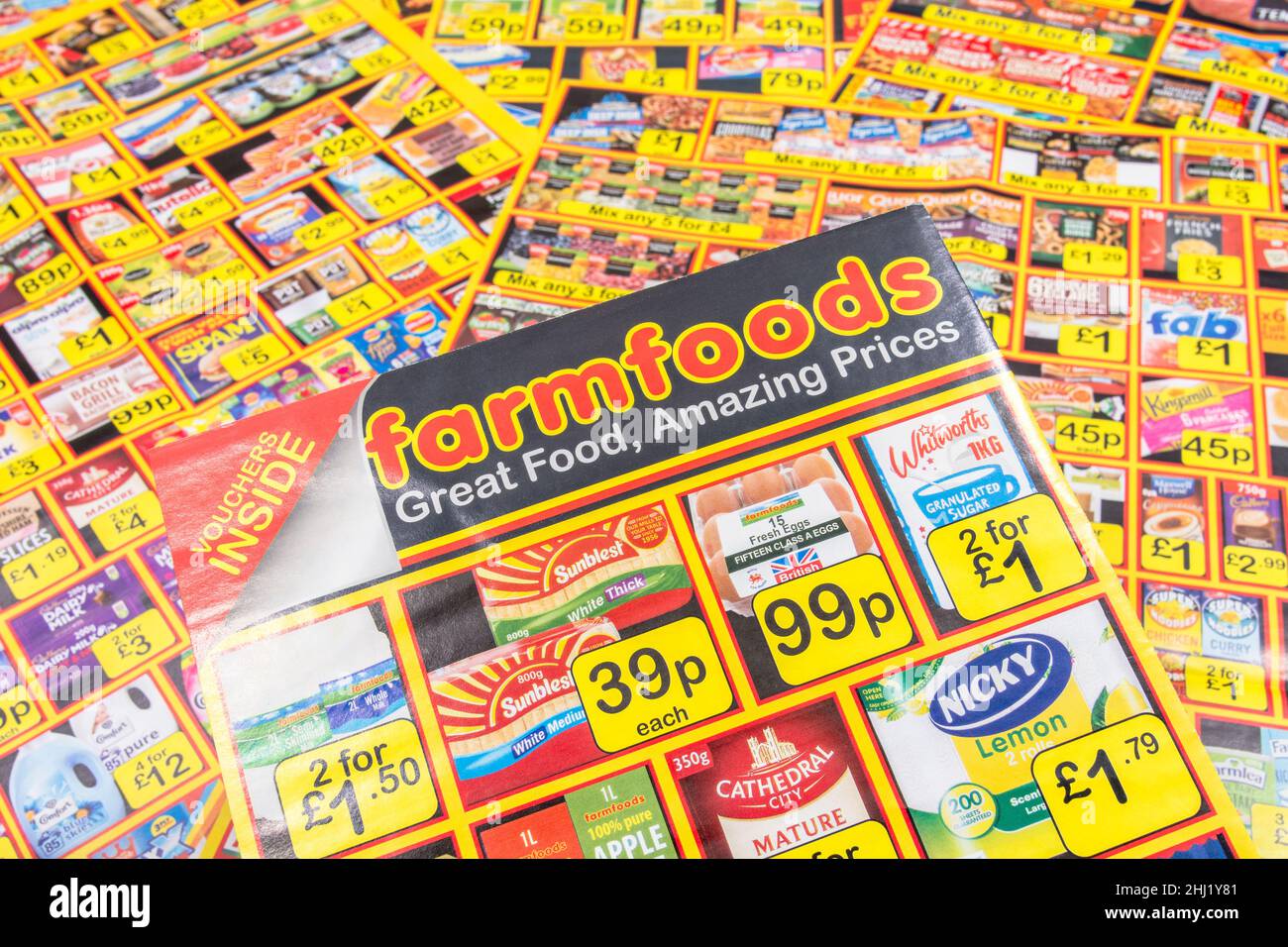 Le logo Farmfoods sur des copies de leurs prospectus de marketing direct boîte aux lettres / publicité locale.Société privée britannique spécialisée dans les aliments surgelés. Banque D'Images